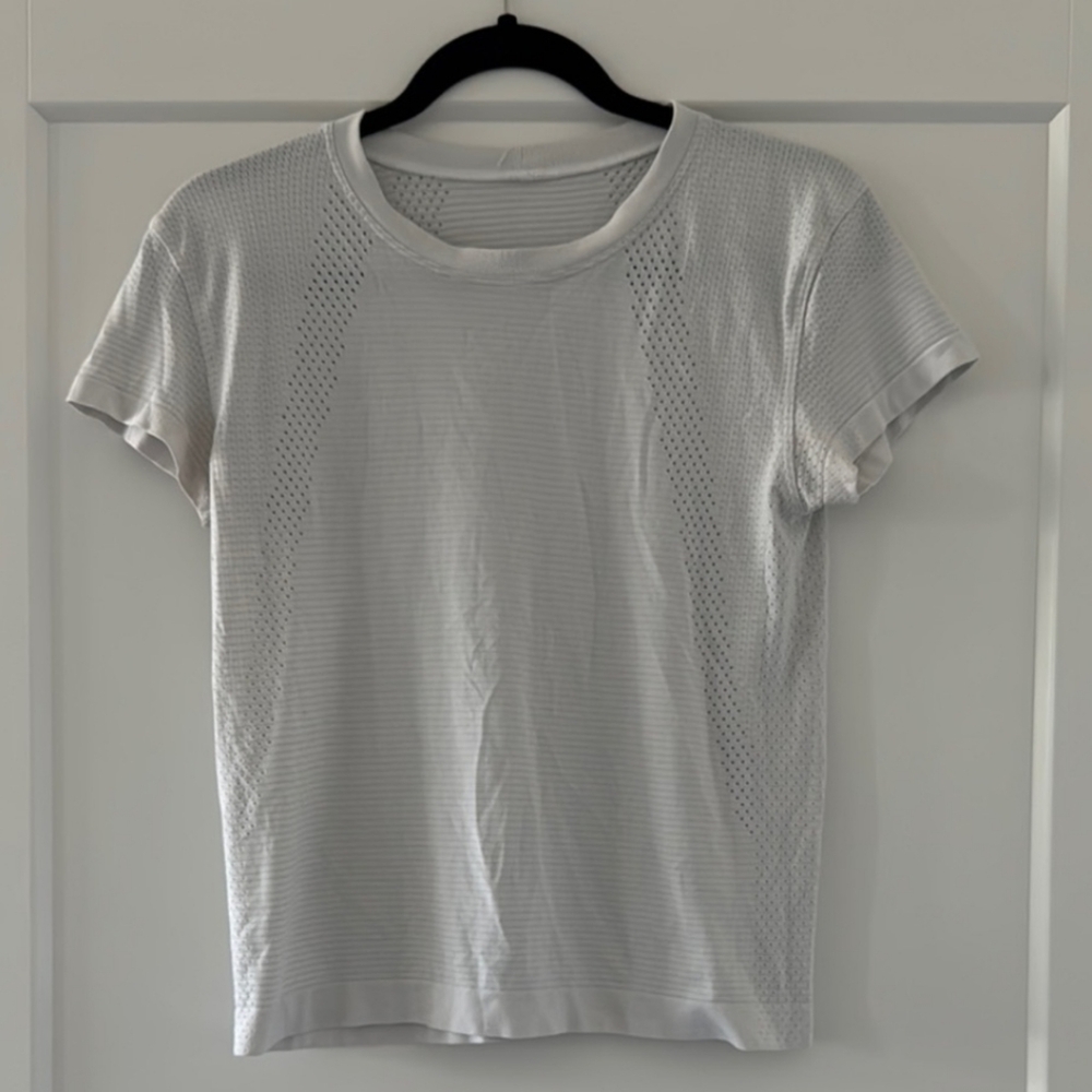 Lululemon Train to Be Short Sleeve Light Vapor Size 10